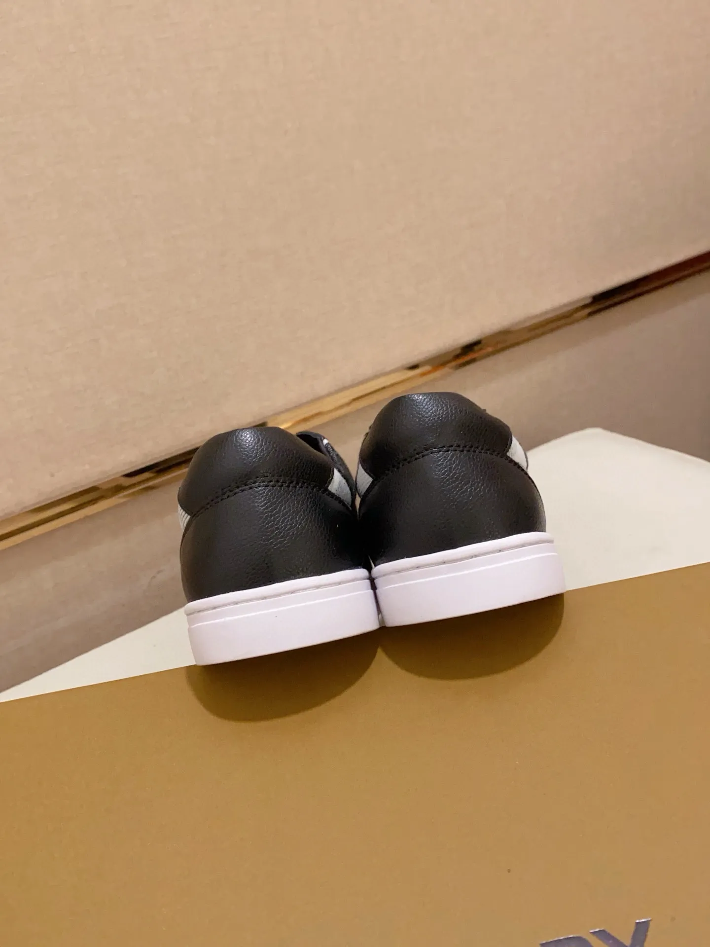 Men's shoes 💰: 400💰🥳◾️▫️The new Burberry men's classic low-top sneakers are reinterpreted with Vintage retro plaid cotton material and calfskin, decorated with a new brand logo. First-layer sheepskin lining, embossed Burberry logo on the heel, and original TPU outsole! Code number: 38-44. Can be customized45